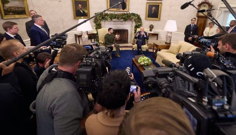 El presidente de Ucrania, Volodímir Zelensky, conversa con el presidente de los Estados Unidos, Joe Biden, en la Casa Blanca el 22 de diciembre de 2022. Presidencia de Ucrania
