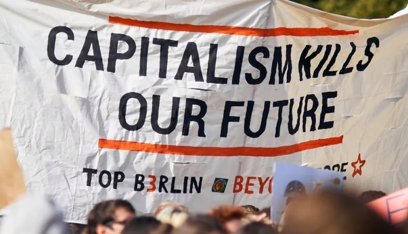 Pancarta con la leyenda ‘El capitalismo mata nuestro futuro’ en una manifestación de Fridays for Future en Berlín el 20 de septiembre de 2019. Shutterstock / anokato