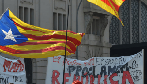 Banderas esteladas y pancartas a favor de la independencia. Manifestación independentista en Barcelona el 17 de octubre de 2017. caesarjulivs/Shutterstock