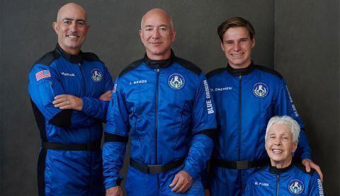 Jeff Bezos vuelve a tierra tras alcanzar el espacio en cohete de Blue Origin