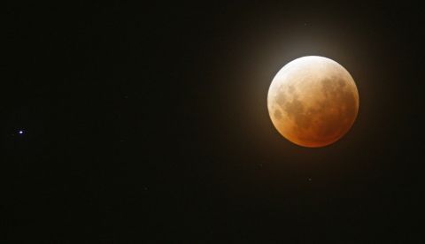 Al contrario que ocurre con el ciclo solar, el eclipse avanzará de oeste a este, por lo que en la provincia de San Juan lo verán antes que nadie, una suerte que compartirán todos los que se encuentren en La Rioja, San Luis, Córdoba, Santa Fe y Buenos Aires, en este orden. EFE/Cezaro de Luca/Archivo 	   