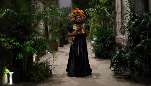 Fotografía fechada el 7 de noviembre de 2018, cedida por Roberto Trejo, que muestra a la cantante mexicana trans La Bruja de Texcoco, mientras participa en una sesión de fotografías. Mágica, amante de la música mexicana, libre, fiel a sus creencias, una artista en transición y reivindicativa, son solo algunas de las muchas características que definen a La Bruja de Texcoco, un icono LGBT que encarna las tradiciones de México y que encanta con sus instrumentos. EFE/ Roberto Trejo