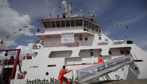 Científicos abordan el buque de investigación pesquera y oceanográfica "Dr. Jorge Carranza Fraser" en el Canal de Panamá (Panamá). EFE