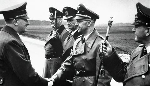 Banquillo de los acusados durante el primer día (27 de agosto de 1947) del juicio contra directivos del complejo químico alemán IG Farben, fabricante de agentes neurotóxicos, dentro del Proceso de Nüremberg. Wikimedia Commons