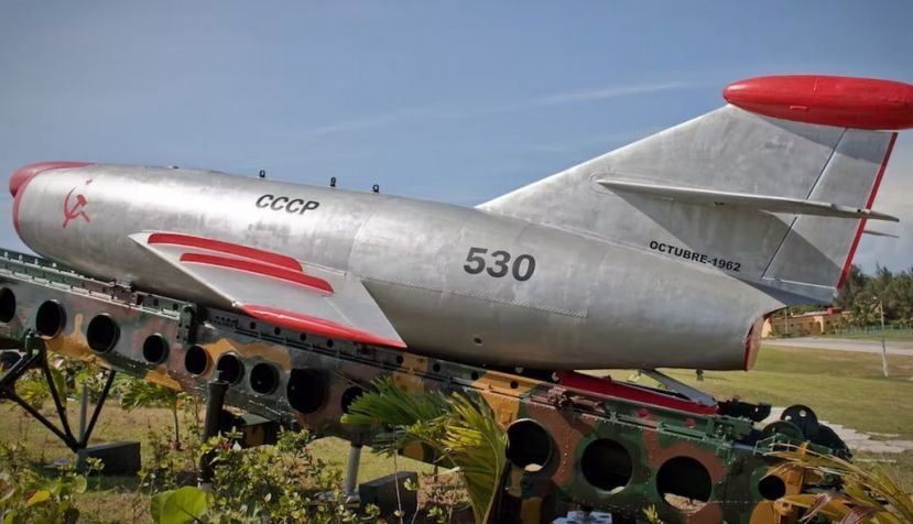 Un missile Sopka déployé pendant la crise des missiles de 1962 est exposé au complexe Morro Cabana, le 11 octobre 2012 à La Havane, capitale de Cuba. AFP