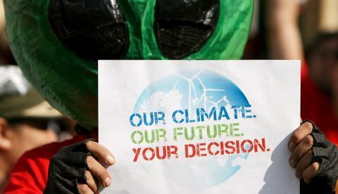 Un filipino se cubre la cabeza con una máscara mientras sostiene una pancarta que lee ""nuestro clima, nuestro futuro, vuestra decisión"" en Quezon, al este de Manila, Filipinas. EFE/Alanah M. Torralba/Archivo