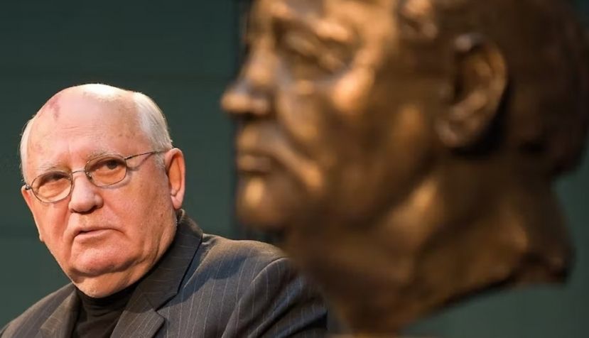 En novembre 2009, un buste représentant Mikhaïl Gorbatchev est dévoilé à Berlin, en sa personne, pour célébrer les vingt ans de la chute du mur de Berlin. Mais l’homme qui mit fin à la guerre froide n'est pas perçu positivement par l'ensemble de ses anciens concitoyens… Leon Neal/AFP