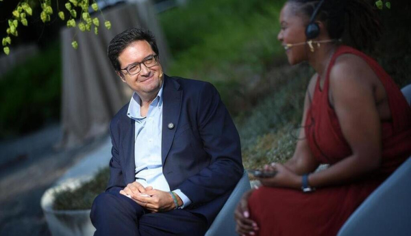 El ministro para la Transformación Digital y de la Función Pública, Oscar López, con Tshepiso Chikapa-Phiri, CEO de Known Associates Group (KAG) / © lamoncloa.gob.es. Ministerio de la Presidencia.