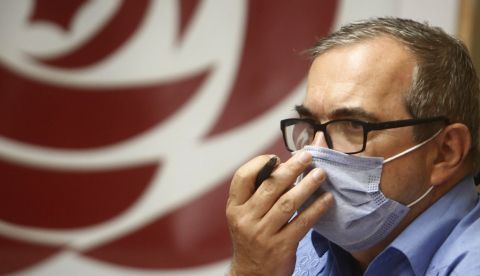 El presidente del partido Comunes, Rodrigo Londoño, conocido en su época de guerrillero como Timochenko lee las conclusiones de la segunda Asamblea Nacional Extraordinaria del Partido FARC, hoy, domingo durante una rueda de prensa de su partido en Medellín.