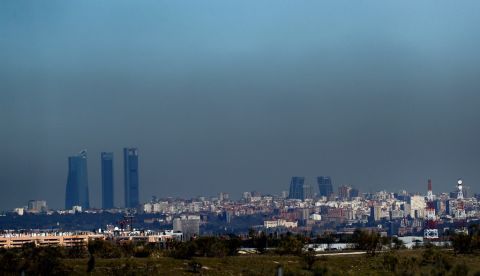 Vista de Madrid con el parque empresarial de las Cuatro Torres (i), en el Paseo de la Castellana de Madrid, y las Torres Kio (d), cubiertas por la 'boina' de contaminación, EFE/Juan Carlos Hidalgo/Archivo