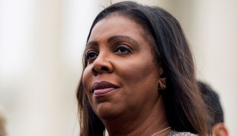 n la imagen un registro de la fiscal general de Nueva York, Letitia James, quien encabeza la iniciativa y denunció que la norma aprobada por el Gobierno da vía libre a centros médicos y a aseguradoras para discriminar al colectivo LBGTQ+, a las mujeres o a los ciudadanos que no hablan inglés. EFE/Jim Lo Scalzo