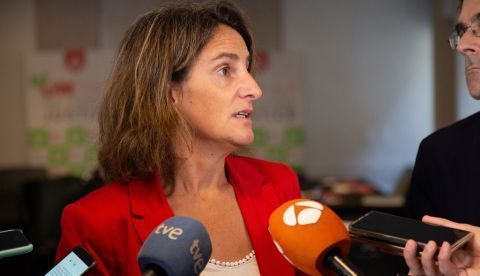 La ministra española para la Transición Ecológica, Teresa Ribera, habla con la prensa tras su participación en el acto "Unidos por la Justicia Climática" organizado por la Foundation for European Progressive Studies el pasado sábado en Nueva York (EE.UU.). EFE/Said Bazze