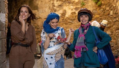Foto cedida por la productora Spal Films de María León, Victoria Abril y Silvia Alonso; durante un momento del rodaje de la película "La lista de los deseos" , EFE