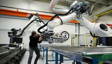 Un hombre trabaja en el robot de una cadena de montaje de una fábrica. EFE/Archivo