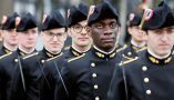 Des étudiants de l'école polytechnique en uniforme. L'École polytechnique est souvent associée à la sélectivité, à l'excellence académique, mais aussi à l'élitisme et à la technocratie qui sont sources de critiques depuis sa création. Ludovic Marin/AFP