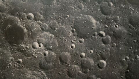Primera foto de la Luna tomada por el satélite de China, publicada hoy por ese país en Pekín. EFE/Archivo