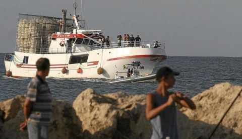 Tosar y Portillo rodarán una serie sobre el barco de Santa Pola que rescató a 51 inmigrantes