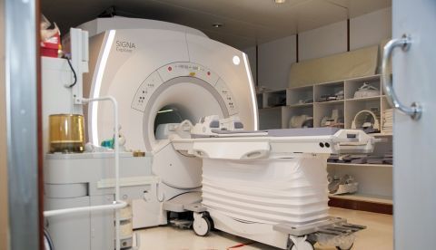 El equipo ha demostrado, en un estudio publicado en 'Annals of Neurology', que la nueva técnica basada en imagen por resonancia magnética (RMI, por su sigla en inglés) ayuda a predecir mejor la progresión de la enfermedad y que, además, permitirá estudiar nuevas terapias con potenciales efectos neuroprotectores. EFE/Héctor Martín/Archivo