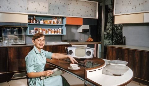 Foto 1: Una mujer sentada en el panel de control de la denominada RCA/Whirlpool Miracle Kitchen instalada dentro de la casa Splitnik. Library of Congress, Print &amp; Photographs Division a través de reddit.com. 