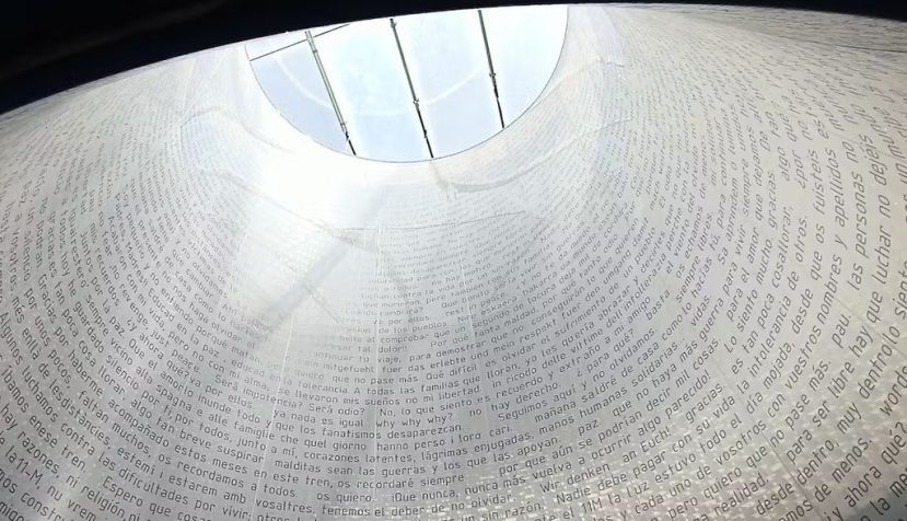 Interior de la estructura cilíndrica del memorial de las víctimas de los atentados del 11-M en la Estación de Atocha. Mireya Toribio, CC BY-SA