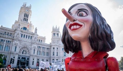 Agazapada y al acecho. ¿Cómo interpretará Ayuso la manifestación del 13 de noviembre?