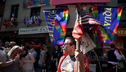 La gente se reúne durante un evento para conmemorar el 50 aniversario del levantamiento de Stonewall Inn en Nueva York, Nueva York, EE. UU. EFE/JASON SZENES 	   