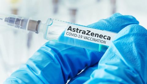 Por qué es una temeridad retrasar las vacunaciones de AstraZeneca
