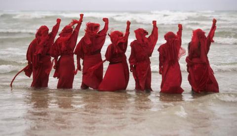 Un grupo vinculado al movimiento Extinction Rebellion se une a otros cientos de personas que participan en una manifestación contra el proyecto de la petrolera holandesa Shell de realizar estudios sísmicos submarinos a lo largo de la costa este de Sudáfrica, en la playa de Muizenberg, en Ciudad del Cabo, el 5 de diciembre de 2021. Casi cinco años después, los opositores al proyecto acaban de conseguir lo que pedían. Rodger Bosch/AFP