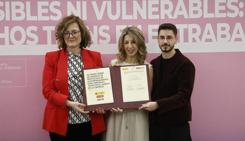 La secretaria de Mujeres, Igualdad y Condiciones de Trabajo de CCOO, Carolina Leal, la vicepresidenta segunda y ministra de Trabajo y Economía Social, Yolanda Díaz, y el responsable de Acción LGTBI de UGT, José Juan Álvarez, muestran el protocolo. / © lamoncloa.gob.es. Ministerio de la Presidencia.