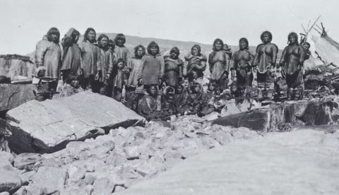 Grupo de inuit en Douglas Harbour Fisher Bay (Canadá). Fotografía de Albert Peter Low, 1897. Wikimedia Commons / Canadian Museum of History, CC BY-SA
