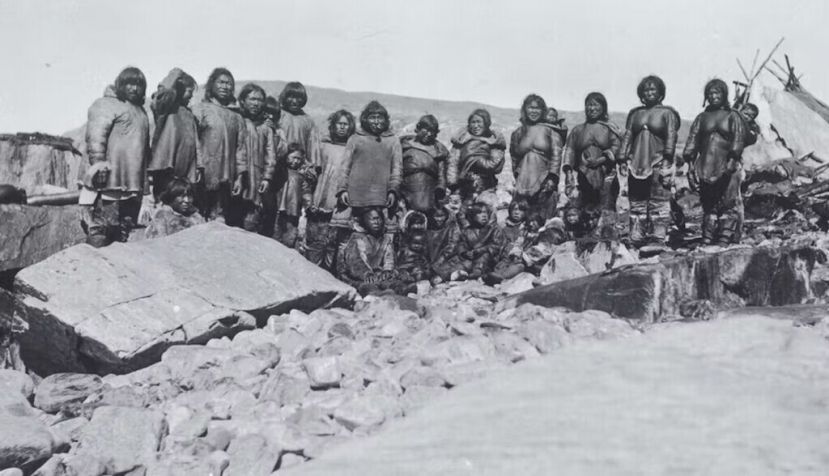 Grupo de inuit en Douglas Harbour Fisher Bay (Canadá). Fotografía de Albert Peter Low, 1897. Wikimedia Commons / Canadian Museum of History, CC BY-SA