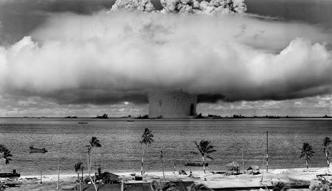 Imágenes aéreas de la explosión de dos bombas atómicas sobre las ciudades japonesas de Hiroshima y Nagasaki lanzadas por Estados Unidos el 6 y el 9 de agosto de 1945 respectivamente. Wikimedia Commons