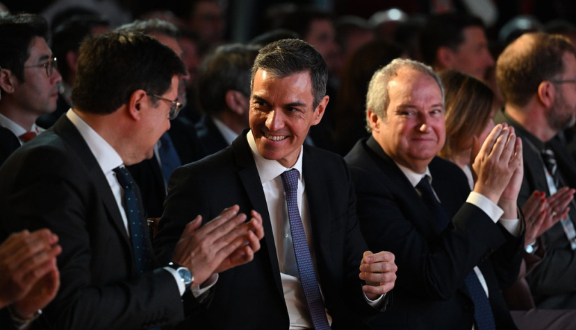 El presidente del Gobierno, Pedro Sánchez, en la inauguración del foro 'Invest in Spain Summit', junto a los ministros para la Transformación Digital y de la Función Pública, y de Industria y Turismo. | Pool Moncloa/Borja Puig de la Bellacasa. Teatro Real, Madrid - 27.4.2026