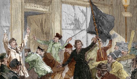 Ilustración de una manifestación anarquista en París el 9 de marzo de 1883, en la que se saquearon hogazas de pan de varias panaderías. Louise Michel sostiene una bandera negra que simboliza el movimiento anarquista. / Foto de Stefano Bianchetti
