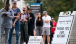 Des électeurs font la queue devant un bureau de vote le 5 novembre 2022 à Charlotte, en Caroline du Nord. Sean Rayford/Getty Images/AFP