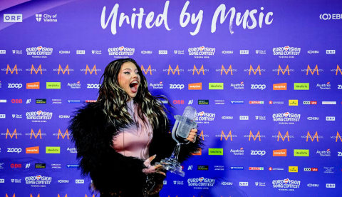 La cantante búlgara Darina Nikolaeva Yotova, conocida como Dara, posa con el trofeo tras ganar la final del Festival de Eurovisión 2026 en el Wiener Stadthalle de Viena, Austria, el 16 de mayo de 2026. El lema del evento, "Unidos por la música", apenas se puso en práctica este año, entre el boicot a la final por parte de varios países que protestaban por la participación de Israel, el revuelo por un posible regreso de Rusia y una canción croata que enfureció a Turquía. Tobias Schwarz/AFP