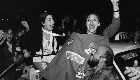 Votantes socialistas celebran la victoria electoral en 1982.