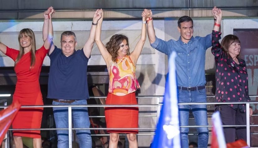  Pedro Sánchez y otros dirigentes socialistas en Ferraz la noche del 23 de julio. Eva Ercolanese / PSOE / Flickr, CC BY-NC-ND