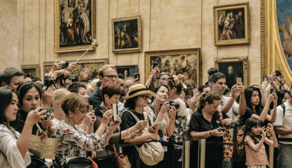 Avec 9 millions d’entrées en 2024, le Louvre est le musée le plus visité au monde. Vient-on encore y chercher un dialogue avec des oeuvres ? AliciaSteels/Unsplash
