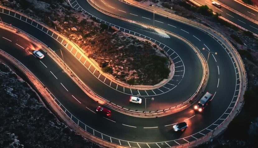 Coches circulando por una carretera nocturna sinuosa en Malta. Goinyk Production/Shutterstock
