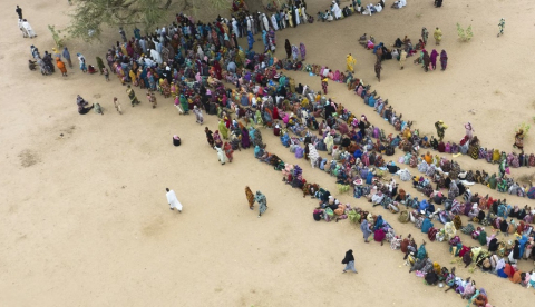 Decenas de refugiados sudaneses hacen fila para recibir comida en Kufrun (Chad) en 2023. EU Civil Protection and Humanitarian Aid/Flickr, CC BY