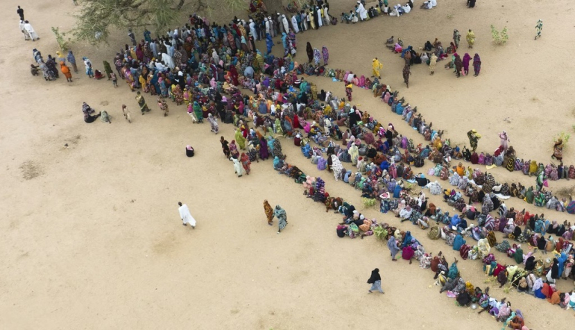 Decenas de refugiados sudaneses hacen fila para recibir comida en Kufrun (Chad) en 2023. EU Civil Protection and Humanitarian Aid/Flickr, CC BY