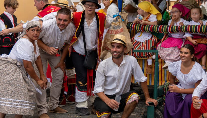 Personas ataviadas con trajes tradicionales durante la Romería Chica de Garachico (Tenerife, España), celebrada en honor a Santa Ana y San Roque y que en 2026 tiene lugar el 1 de agosto. Ana del Castillo/Shutterstock