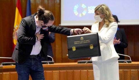 Pablo Iglesias escenifica el traspaso de la cartera de la Vicepresidencia Tercera del Gobierno con su sustituta, Yolanda Díaz.