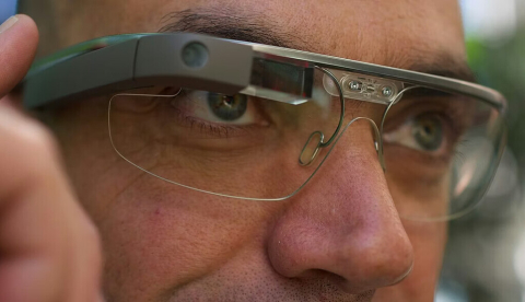 Unas de las primeras gafas inteligentes, las Google Glasses, lanzadas en 2013, permitían responder llamadas de teléfono tocando la patilla. Desde entonces, la IA ha hecho que puedan hacer muchas cosas más. Loic Le Meur., CC BY-SA