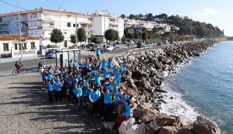 Medio centenar de vecinos se movilizan frente a la costa de Mezquitilla de Vélez-Málaga (Málaga) para reclamar la agilización del Proyecto Brick Beach para la regeneración de esta playa desaparecida en los años 70. EFE/Isabel Díaz