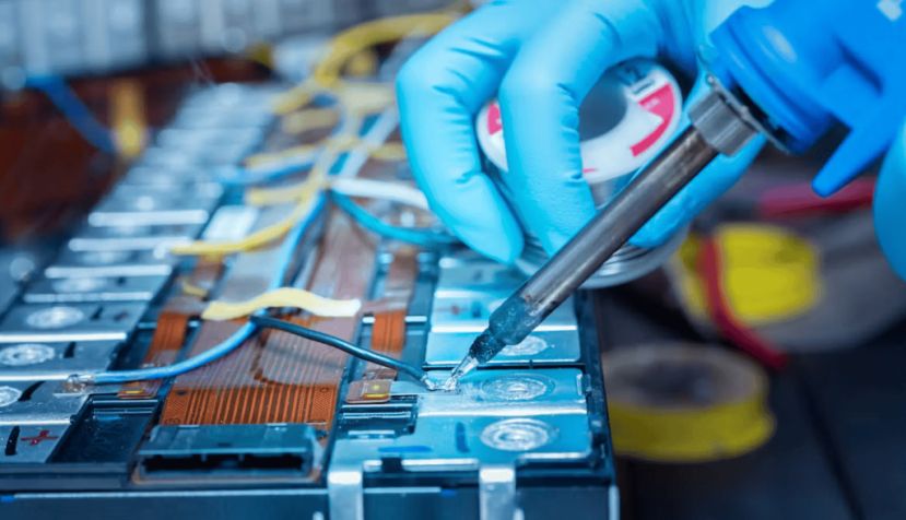 Reparación de una batería eléctrica. Fahroni/Shutterstock