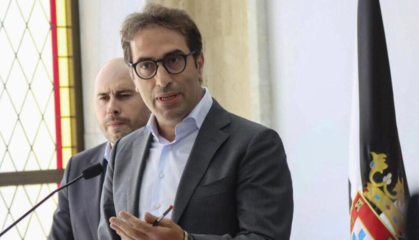 El ministro de Economía y vicepresidente primero del Gobierno, Carlos Cuerpo, en una comparecencia en la ciudad de Ceuta. (EFE/Reduan)