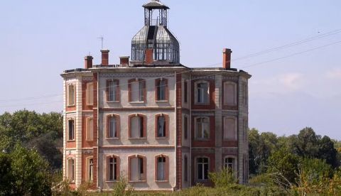  Château d'En Bardou, donde se ubicó la Maternidad de Elna (2005). Wikimedia Commons. 