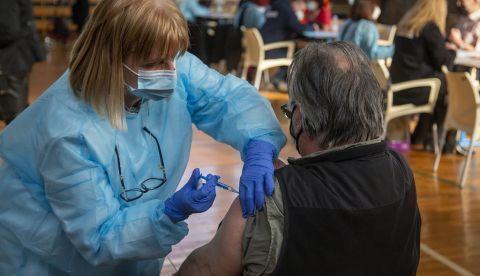 Los vacunados se preguntan si pueden relajar el distanciamiento social y el uso de la mascarilla. AP Photo/Darko Bandic